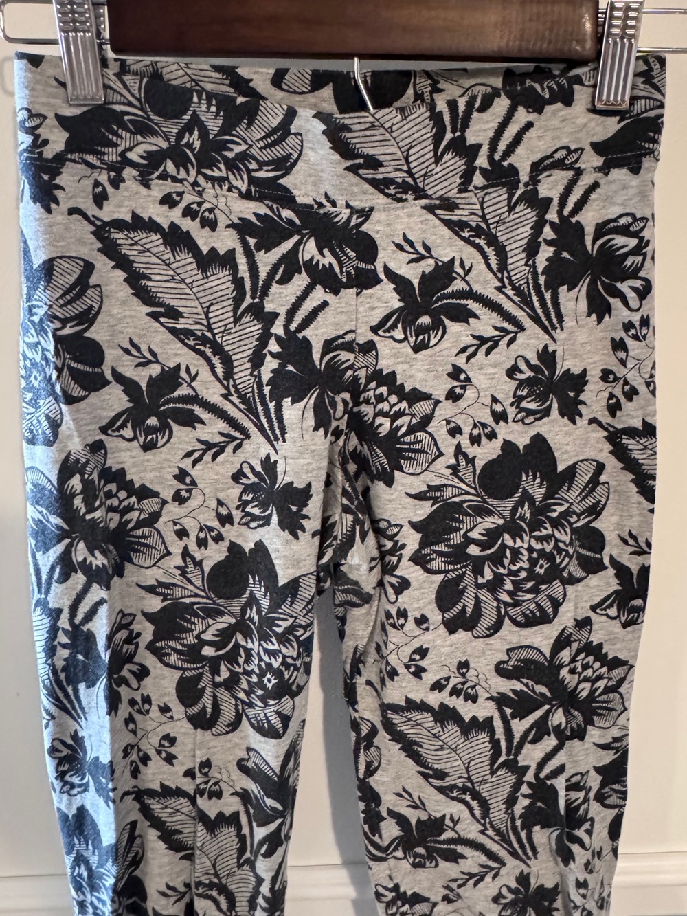Women's Grey Floral Print Leggings - Black Pattern